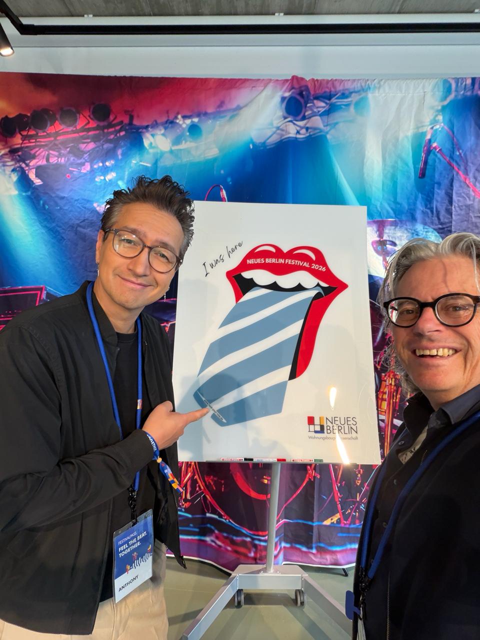 René Rennefeld und Anthony Thet mit dem Rock Your Role Erinnerungsposter beim Neues Berlin Festival