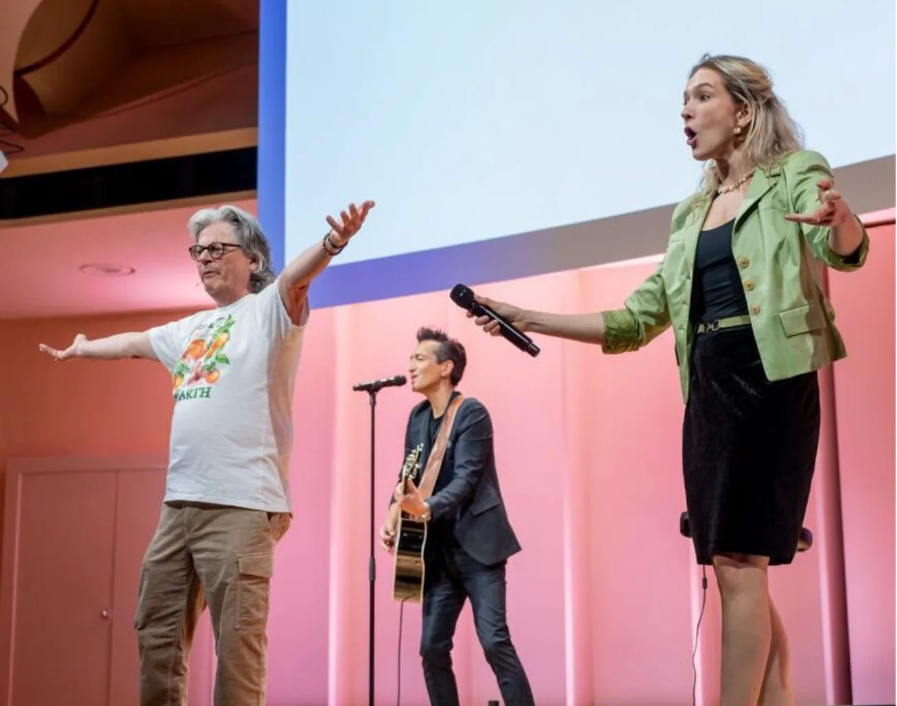 Rock Your Role auf einer Bühne bei einem Teamevent